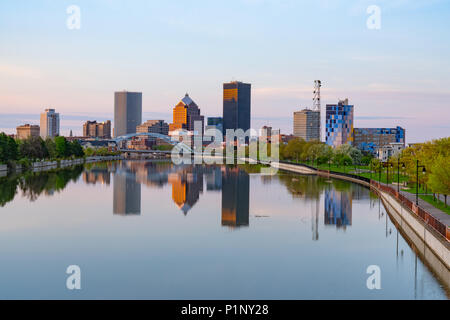 ROCHESTER, NY - 14. MAI 2018: Skyline von Rochester, New York entlang der Genesee River bei Sonnenuntergang Stockfoto