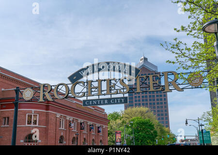 ROCHESTER, NY - 14. MAI 2018: Willkommen in Rochester Zeichen entlang South Clinton Avenue in der Innenstadt von Rochester, New York Stockfoto