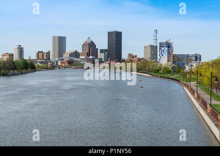 ROCHESTER, NY - 14. MAI 2018: Skyline von Rochester, New York entlang der Genesee River Stockfoto