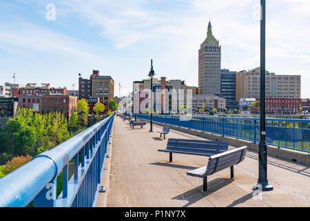 ROCHESTER, NY - 14. MAI 2018: Skyline von Rochester, New York entlang der Pont De Rennes Fußgängerbrücke, die Teil des Genesee Riverway Trail Stockfoto