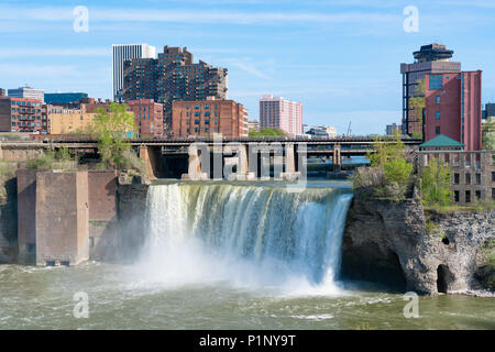 ROCHESTER, NY - 14. MAI 2018: Skyline von Rochester, New York an der hohen Wasserfälle entlang der Genesee River Stockfoto