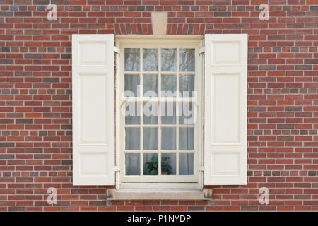 Alten kolonialen Fenster mit Fensterläden auf historischen Backsteingebäude Stockfoto