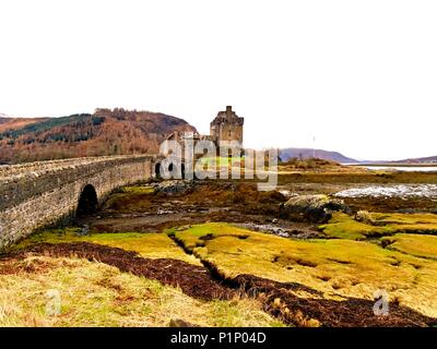 Gezeiten der See am Eilean Donan Castle, Schottland. Brücke über chemische Meeresalgen. Stockfoto