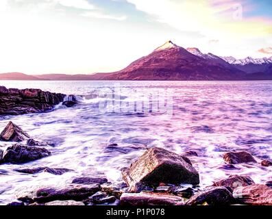 Felsen in der Nähe von Elgol, Loch Scavaig, Isle of Skye Schottland. Warmen Sonnenuntergang Farben im kalten Februar Abend. Beliebte Fotografen Ziel. Stockfoto