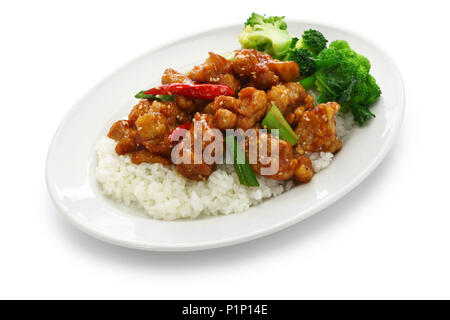 General Tso Hühnchen mit Reis, amerikanische, chinesische Küche auf weißem Hintergrund Stockfoto