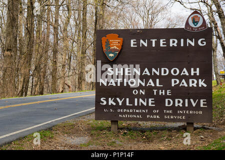 VIRGINIA, USA - 19. APRIL 2018: Willkommen im Shenandoah Nationalpark am Straßenrand Zeichen auf der Autobahn Stockfoto