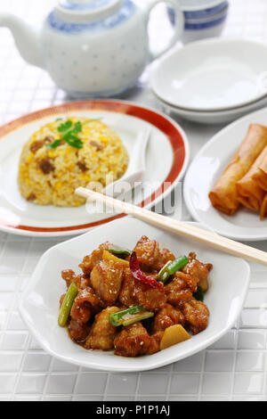 General Tso Huhn, gebratener Reis, Frühlingsrollen, amerikanische, chinesische Küche Stockfoto