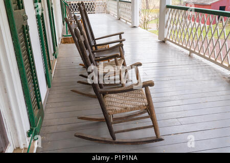 Alte hölzerne Schaukelstühle auf der Veranda eines Bauernhauses Stockfoto