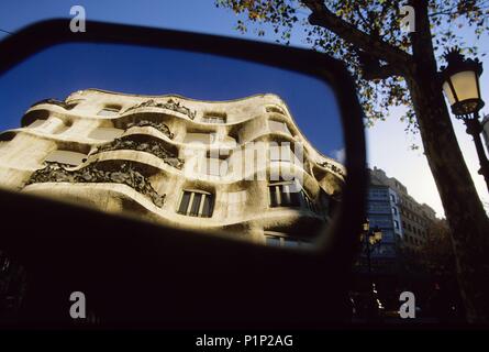 Casa Milà o Pedrera (Gaudí) in die Rückseite des Moto wider.