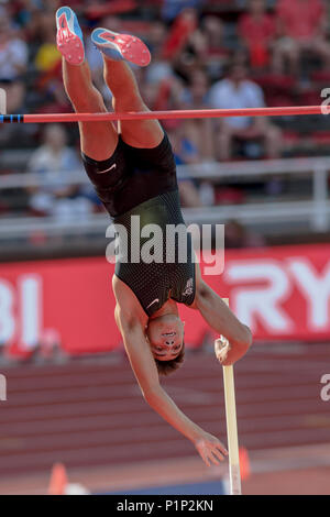 STOCKHOLM, Schweden, 10. JUNI 2018: Armand Duplantis (SWE) während der Pole Vault Wettbewerb in der Diamond League bei den Olympischen arena Stockholm Stadi Stockfoto