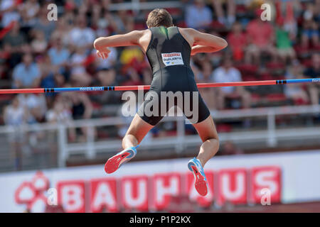 STOCKHOLM, Schweden, 10. JUNI 2018: Armand Duplantis (SWE) während der Pole Vault Wettbewerb in der Diamond League bei den Olympischen arena Stockholm Stadi Stockfoto