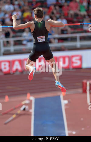 STOCKHOLM, Schweden, 10. JUNI 2018: Armand Duplantis (SWE) während der Pole Vault Wettbewerb in der Diamond League bei den Olympischen arena Stockholm Stadi Stockfoto