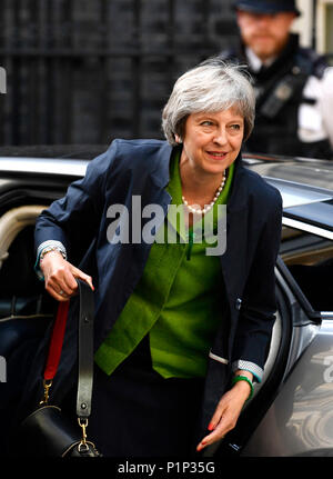 Theresa May kehrt zur Downing Street 10 zurück, als sie eine drohende Rebellion zum Brexit mit Zugeständnissen in letzter Minute durchsah, die den Abgeordneten ein größeres Mitspracherecht beim endgültigen Austrittsabkommen geben und einen „No-Deal“-Austritt der EU nahezu unmöglich machen könnten. Stockfoto