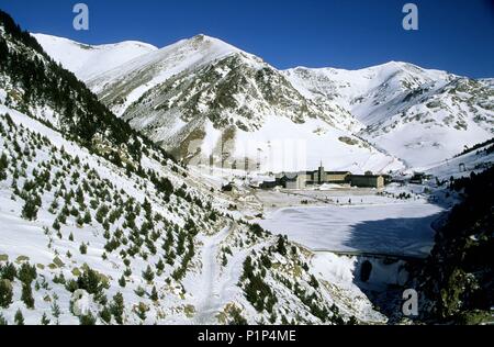 Valle de Núria; Santuario/Hotel/Estación Ski-/paisaje de Montaña. Stockfoto