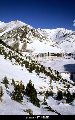 Valle de Núria; Santuario/Hotel/Estación Ski-/paisaje de Montaña. Stockfoto