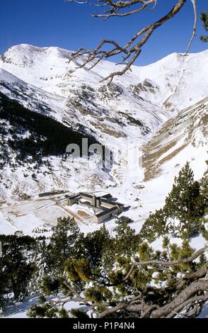 Valle de Núria; Santuario/Hotel/Estación de Ski y paisaje de montaña Nevado. Stockfoto