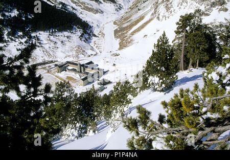 Valle de Núria; Santuario/Hotel/Estación de Ski y paisaje de montaña Nevado. Stockfoto