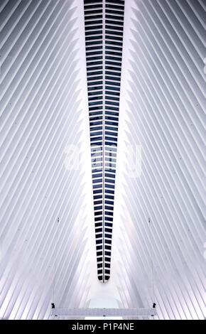 New York City, NY-Julyl 14, 2017: Die abstrakte Architektur von Oculus, ein architektonisches Wunderwerk von Santiago Calatrava in New York City, NY am 14. Juli, Stockfoto