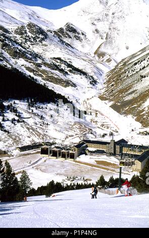 Valle de Núria; Santuario/Hotel/Estación de Ski y paisaje de montaña Nevado. Stockfoto