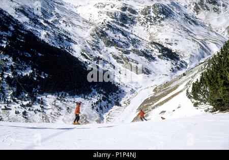 Valle de Núria; Estación de Ski/pistas y paisaje de montaña Nevado. Stockfoto