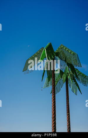 Künstliche grün Metall Palmen mit blauem Himmel Hintergrund im Park Fiction Hamburg. Eine künstlerische und gesellschaftspolitische Projekt im kleinen Park in der Nähe von St. Pauli, Hamburg Stockfoto