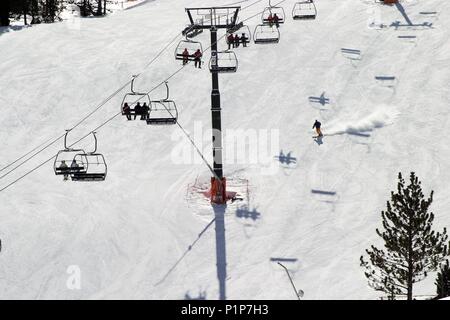 Andorra: Estación de Ski de Grau Roig; pistas/esquiadores/remontadores - telesilla. Stockfoto