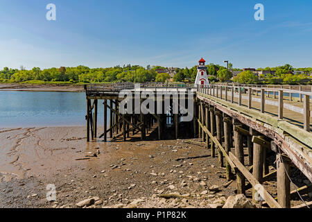 St. Stephan Leuchtturm auf Pier an der St. Croix River direkt gegenüber von Calais, Maine. Stockfoto