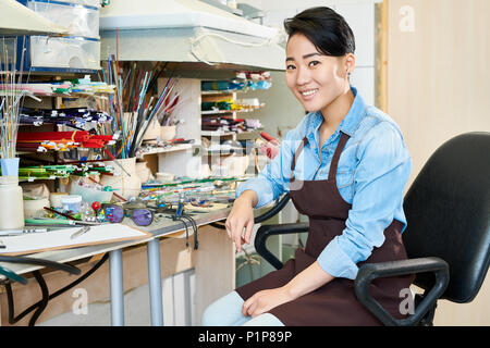 Gerne asiatische Künstler in Werkstatt Stockfoto
