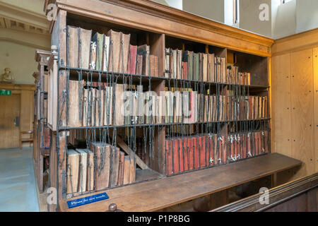 Verkettete Bibliothek in Hereford Cathedral, Hereford, Herefordshire, England, Großbritannien Stockfoto