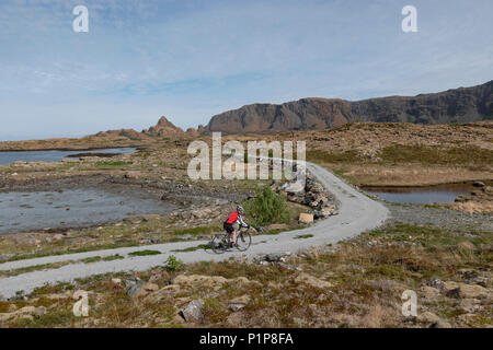 Weibliche Radfahrer Radfahren auf Leka Island, Norwegen Stockfoto