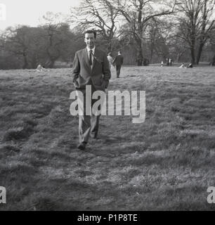 1951, historische, elegant gekleideten Gentleman einen Spaziergang in Richmond, Richmond, Surrey, England, UK. Stockfoto