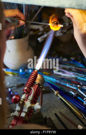 Künstlerin Gestaltung Glasperlen in Gas Flamme Stockfoto