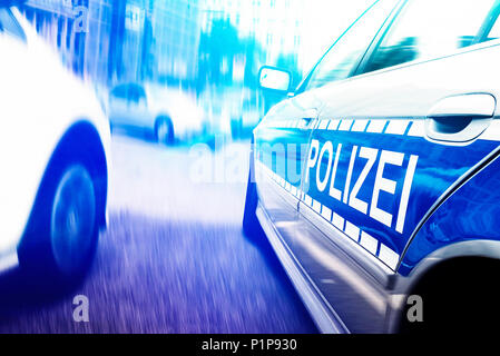 Nahaufnahme der Polizei Auto mit blinkenden Notleuchten auf Bewegung verwischt Urban Street Stockfoto