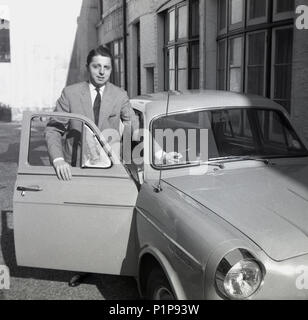 1951, in der Nähe der Richmond Park, außerhalb eines Mews Haus, einem jungen gut-zu-Gentleman ist erhalten in seine Riley "One-point-Fünf 'BMC motorcar, Richmond, Surrey, England, UK. Mit es ist gutes Handling, Compact, Sport - Limousine Styling, der einen Pint - fünf war das perfekte Fahrzeug für die Menschen in der Stadt. Stockfoto