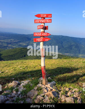 Rot, Holz- kreuzung Wegweiser auf trockenen Berg auf einem hohen Punkt namens Girl's Grab, während am frühen Morgen mit klaren blauen Himmel Stockfoto