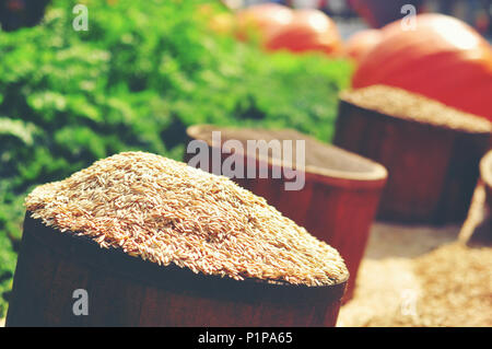 Eimer von Saatgut und Reis Stockfoto