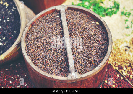 Samen von Senf, Flachs, Koriander und Sonnenblumen sind aus Leinen sacs verschüttet Stockfoto