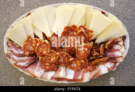 Platte mit in Scheiben geschnittenen hausgemachte kroatische Schafskäse von der Insel Pag, Schinken, Wurst und Schinken. Traditionelle, Einheimische und Bio-lebensmittel Konzept Stockfoto