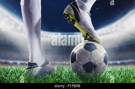 Fußball-Spieler mit soccerball im Stadion bereit für Wm Stockfoto