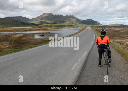 Weibliche Radfahrer in den Lofoten Inseln, Norwegen Stockfoto