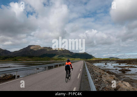 Weibliche Radfahrer in den Lofoten Inseln, Norwegen Stockfoto