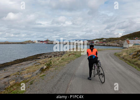 Weibliche Radfahrer in den Lofoten Inseln, Norwegen Stockfoto