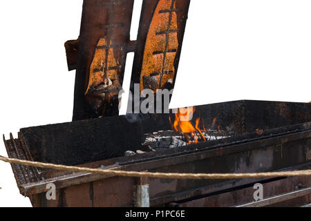 Vorbereitung für rauchende Lachse über einem offenen Feuer Stockfoto