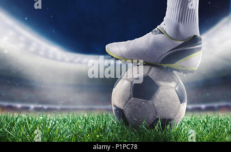 Fußball-Spieler mit soccerball im Stadion bereit für Wm Stockfoto