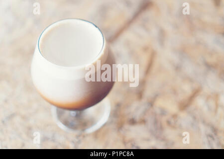 Nitro kalten Kaffee brühen Stockfoto