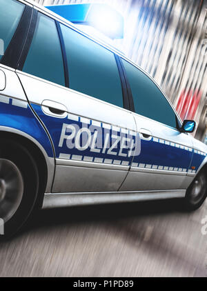 Nahaufnahme der Polizei Auto mit blinkenden Notleuchten auf Bewegung verwischt Urban Street Stockfoto
