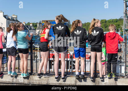 Kinder awaitng der Start von Stornoway Halbmarathon Start am Kai, Stornoway auf der Insel Lewis, Äußere Hebriden, Schottland, Vereinigtes Königreich Stockfoto