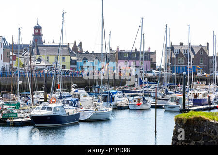 Yachten im Hafen, Stornoway Stornoway auf der Insel Lewis, Äußere Hebriden, Schottland, Vereinigtes Königreich günstig Stockfoto