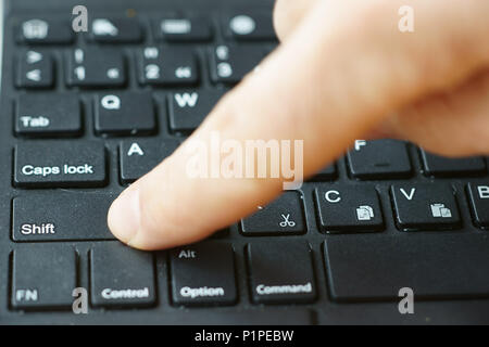 Finger auf der Tastatur Stockfoto