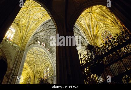 Kathedrale, Hauptschiff und Gewölbe (gotische Architektur). Stockfoto